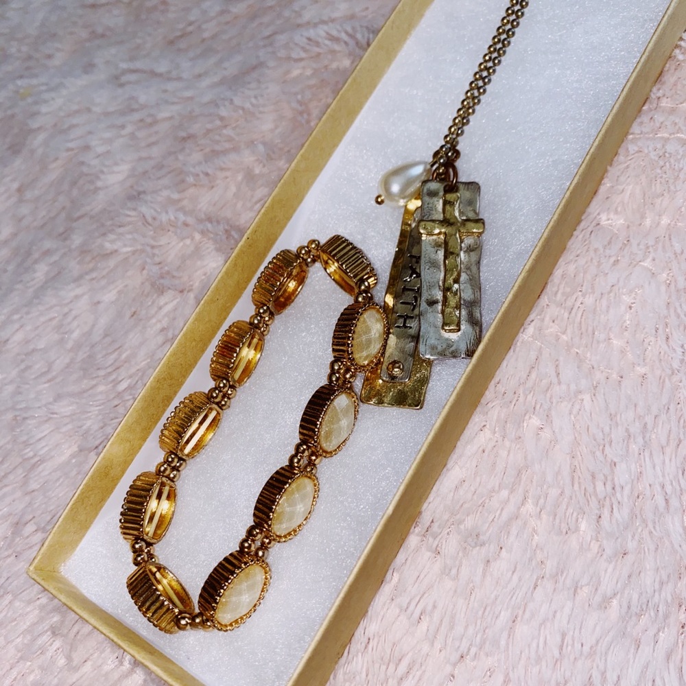 Gold & Cream Bracelet & Necklace set.